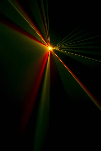 Нахил лазерного променя помаранчевий на чорному фоні — стокове фото