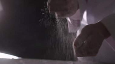 Aşçı unla el sıkışır.