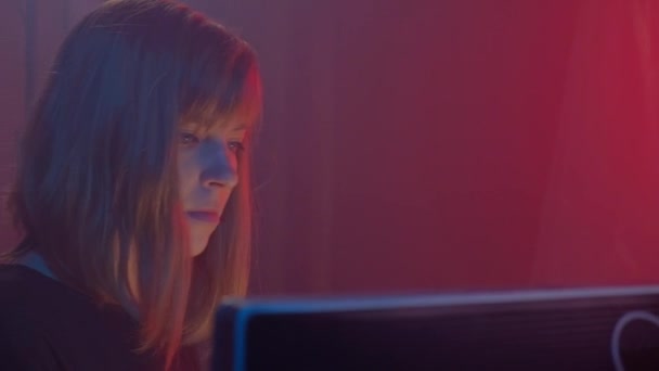 Menina hacker bonito ataca servidores com Malware . — Vídeo de Stock