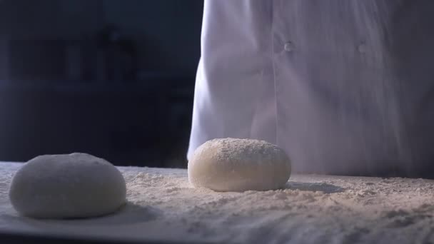 Chef sprinkles the cakes with flour — Stock Video