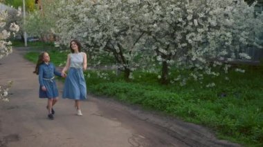 Annesi ve küçük tatlı kızı sokakta el ele koşuşturuyorlar.