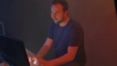 Erkek hacker işini başarıyla bitirdi ve bundan çok mutlu..