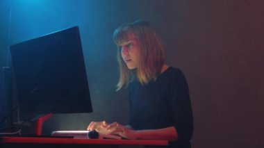 Hacker kızı küresel ölçekte kötü amaçlı yazılım saldırısı düzenliyor..