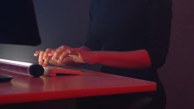 Çekici kadın hacker şirket sunucularına kötü amaçlı yazılım ile saldırıyor.