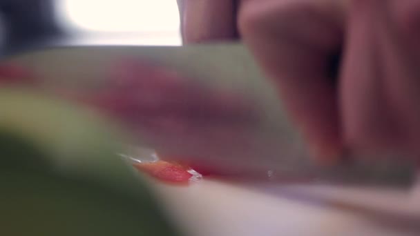 Koka skivor röd paprika. Närbild. — Stockvideo