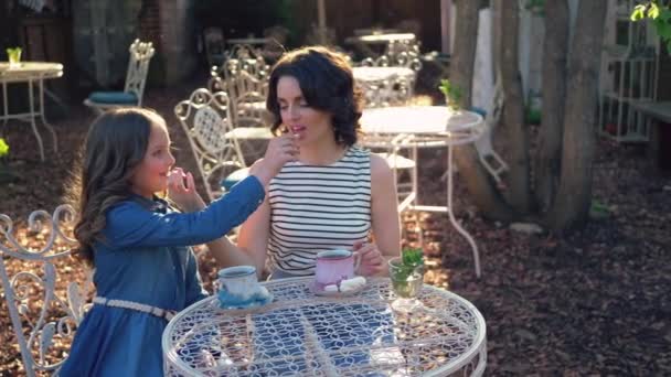 Щаслива дитина годує смачний зефір для своєї матері — стокове відео