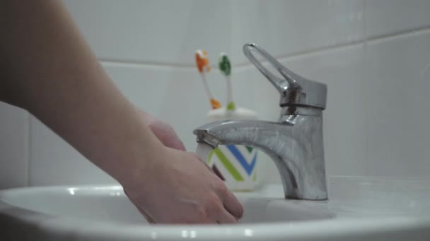 Fille prend le savon, allume l'eau et commence à se laver les mains à fond — Video