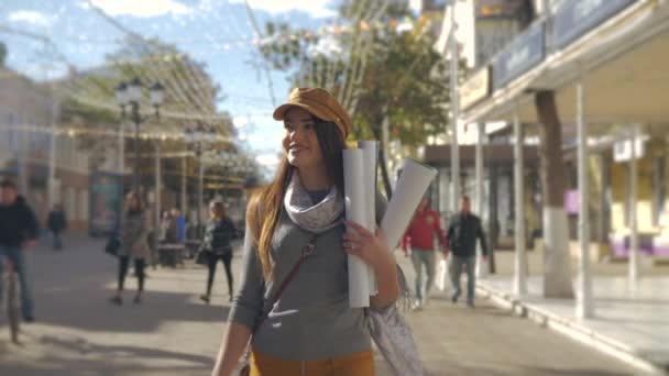 Student of arts school with drawings in her hand. — Stock Video