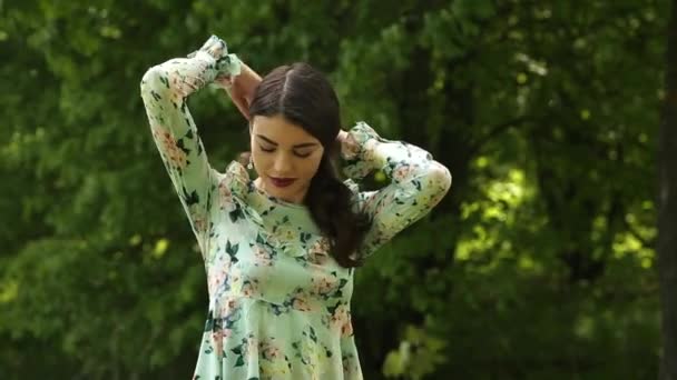 Bella donna alla moda con i capelli lunghi è in posa sulla fotocamera — Video Stock