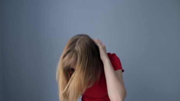 Eine Frau Mit Medizinischer Maske Niest Und Hustet Covid Epidemie — Stockvideo