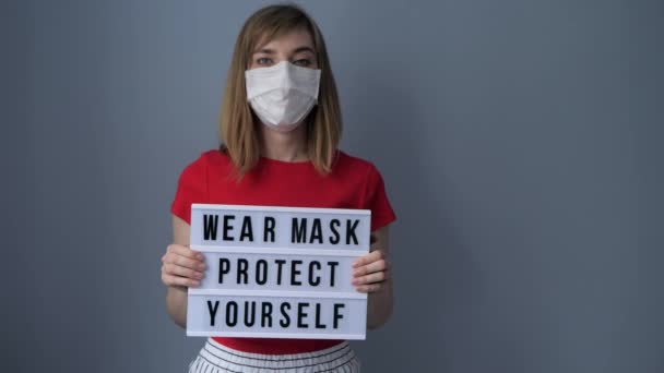 Donna Consiglia Indossare Maschera Proteggersi Rimanere Sicuro Durante Epidemia Coronavirus — Video Stock