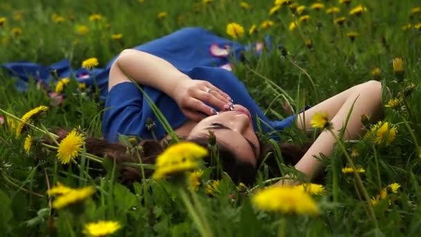 Mooie Modieuze Vrouw Met Lang Haar Blauwe Jurk Ligt Het — Stockvideo