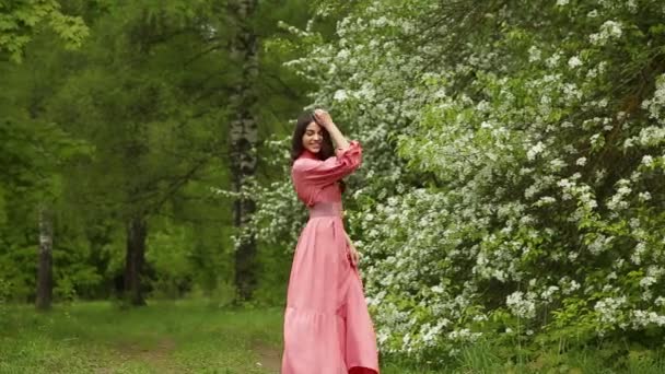 Mooi Modieus Meisje Met Lang Donker Haar Roze Jurk Wandelingen — Stockvideo