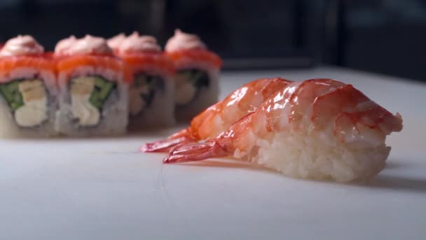Sushi Com Camarão Estão Mesa Rolos Filadélfia Estão Segundo Plano — Vídeo de Stock