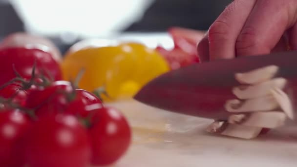 Kock Skär Svampen Lika Delar Närbild Tomater Paprika Och Andra — Stockvideo