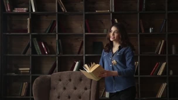 Mujer Atractiva Joven Con Pelo Largo Oscuro Hojeando Libro Biblioteca — Vídeos de Stock