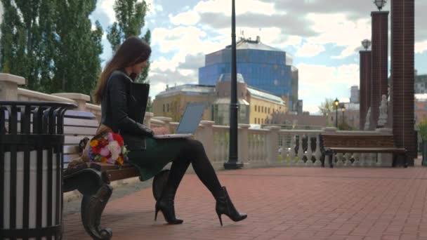 Bouquet Flowers Bench Next Her Caucasian Woman Working Outdoors Communicating — Stock Video