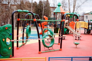 Koronavirüs salgını sırasında oyun parkı kapanmış. Covid 19 döneminde çocukluk. Oyun alanı koruyucu bant ile kapatıldı. 