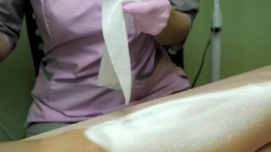 Saç çıkarma uzmanı ağrı kesici kullanıyor. Hastaya ve hastaya ağrı kesici veriyor.. 