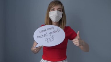 Kadın maske takıyor ve konuşma balonunu kullanarak maske takıyor.. 