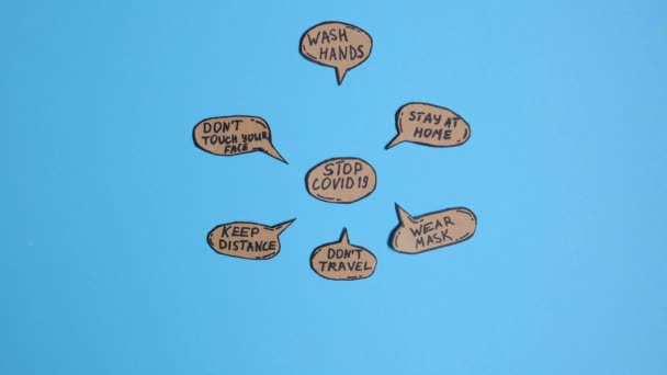 Остановите призыв COVID 19, написанный на карикатурных пузырях, мотивация. Синий фон . — стоковое видео