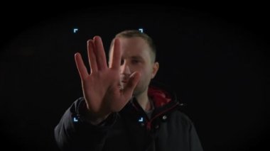 Beyaz adam el geometri kimlik doğrulaması kullanarak erişmeye çalışıyor..