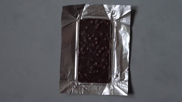 Шоколадний Батончик Розпаковують Розділяють Скибочки Їдять Упаковка Фольги Розсипається Зникає — стокове відео