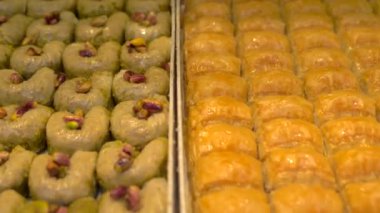 Geleneksel Türk tatlıları, dükkanların vitrinlerinde tatlılar. Lezzetli baklava ve puding.. 