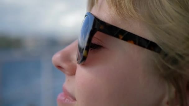 Крупним Планом Відео Жінки Сонцезахисних Окулярах Насолоджуючись Видом — стокове відео