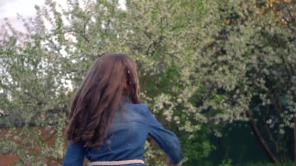 Klein Schattig Meisje Blauwe Denim Sundress Vangt Zeepbellen Het Park — Stockvideo