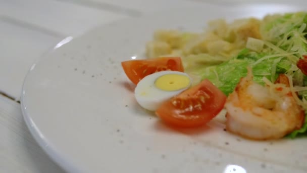 Vista Perto Salada Caesar Com Camarões Croutons Tomates Cereja Ovo — Vídeo de Stock