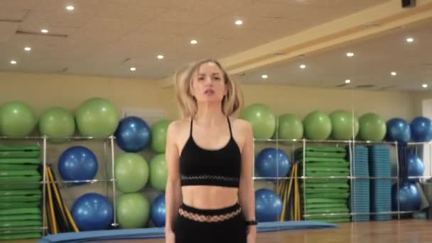 Καυκάσιος Σπορ Γυναίκα Πηδάει Κάνει Ασκήσεις Καρδιο Στο Γυμναστήριο — Αρχείο Βίντεο