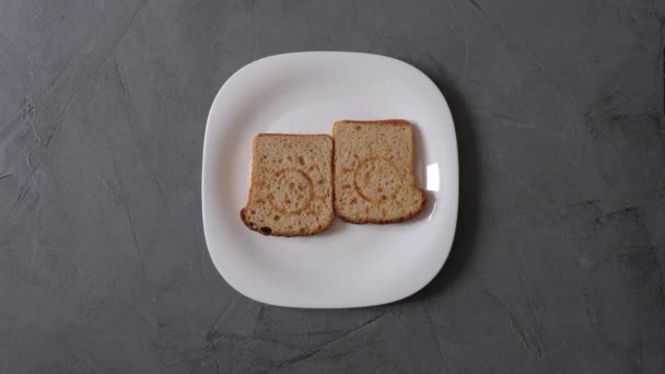Процес Виготовлення Бутербродів Білій Тарілці Сірий Фон Бутерброди Зроблені Хліба — стокове відео