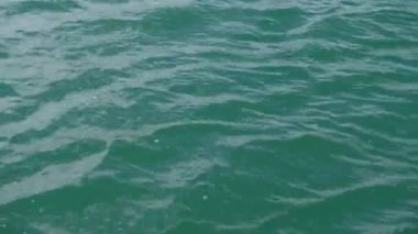 Turkuaz deniz suyu hareket halinde. Su arkaplanı. 