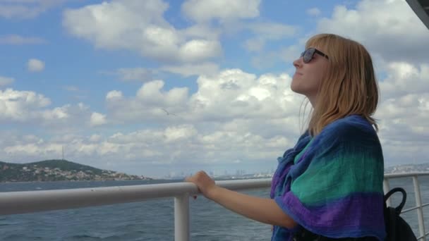 戴着太阳镜的金发美女在渡船上观赏大海和天空的美景 — 图库视频影像