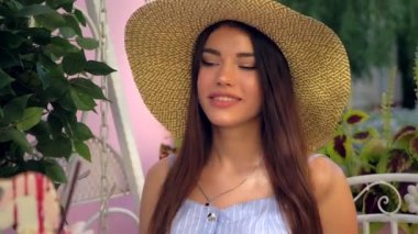 Geniş kenarlı şapkalı çekici kadın aynalı güneş gözlüğü takmaktan çok, çok katmanlı milkshake içiyor. Yazın açık havada.. 