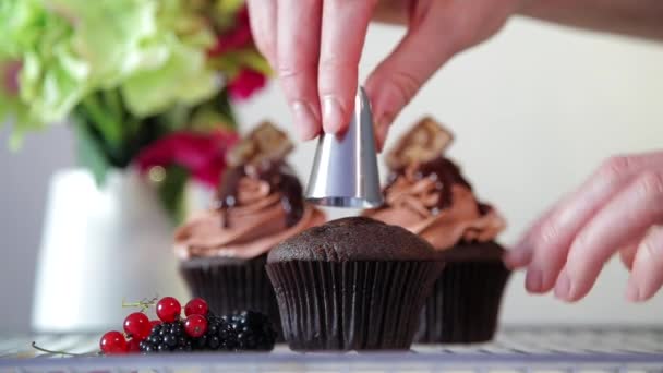 Het Koken Van Heerlijke Desserts Cupcakes Met Room Het Maken — Stockvideo