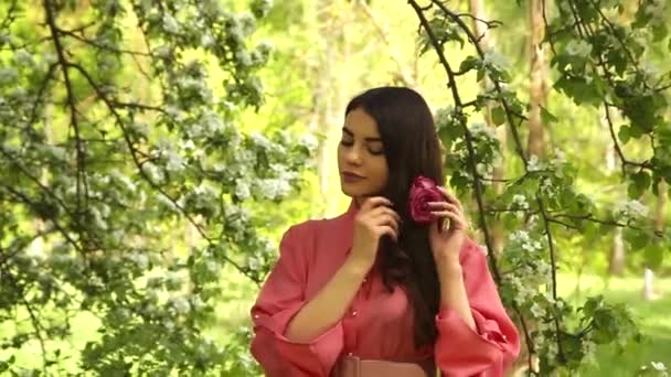 Pembe Elbiseli Güzel Bir Kadın Saçını Gül Goncasıyla Süslüyor — Stok video