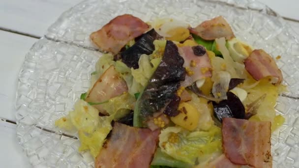 Vista Cerca Sabrosa Ensalada Que Contiene Tocino Lechuga Hojas Remolacha — Vídeos de Stock