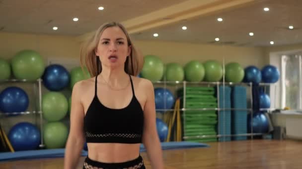 Atrakcyjny Szczupły Instruktor Fitness Skacze Sali Gimnastycznej Biała Kobieta Robi — Wideo stockowe