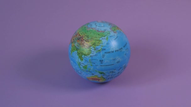 Planeta Terra Globo Está Girando Sobre Fundo Violeta Espaço Cópia — Vídeo de Stock