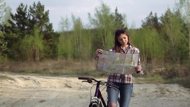 Мандрівник Дівчина Дивиться Карту Перевіряє Напрямок Відпочиває Велосипеді Піщаній Широкій — стокове відео