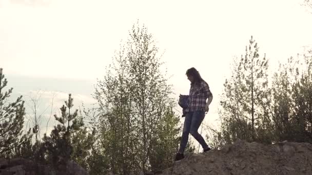 Atractiva Chica Viajera Está Caminando Alrededor Las Piedras — Vídeos de Stock