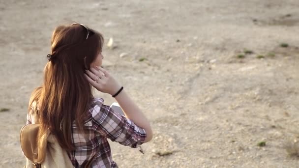 Çekici Gezgin Blogcu Kız Kanyondaki Taşların Üzerinde Dokunmatik Blogda Yazıyor — Stok video