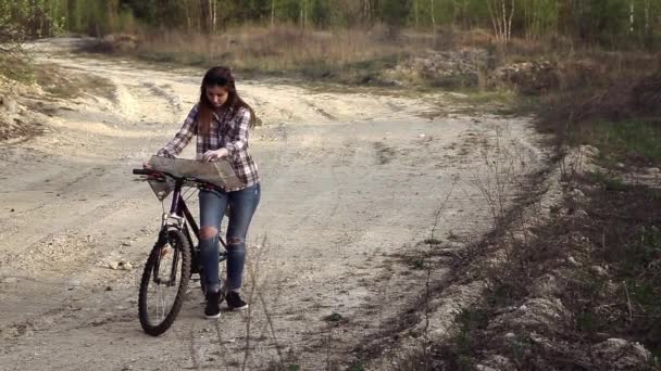 Podróżniczka Patrzy Mapę Sprawdza Cel Podróży Odpoczywa Rowerze Przy Szerokiej — Wideo stockowe