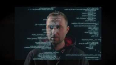 Beyaz adam önündeki ekranda kod, metin ve metne bakıyor. Programlama, siber, dijital konsept. 