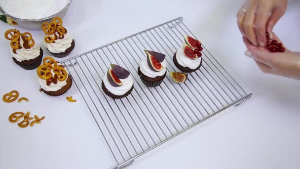 Chef Está Decorando Deliciosos Cupcakes Com Groselha Vermelha Figos Pistache — Vídeo de Stock