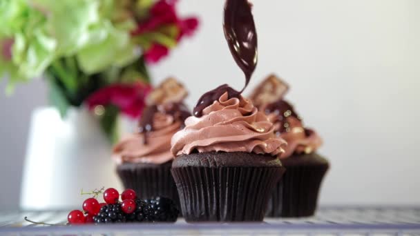Διαδικασία Βάζοντας Επικάλυψη Σοκολάτας Στην Κορυφή Του Cupcake Χρησιμοποιώντας Κουτάλι — Αρχείο Βίντεο