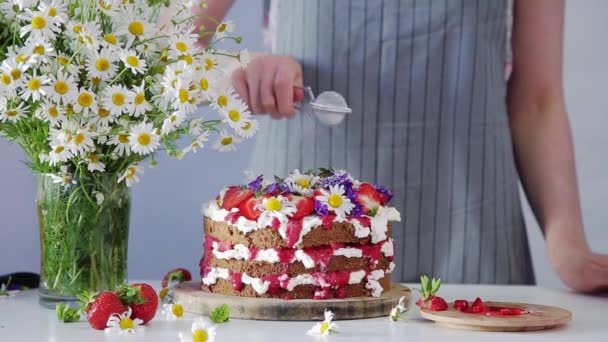 Pastelero Está Decorando Parte Superior Torta Varias Capas Con Azúcar — Vídeos de Stock