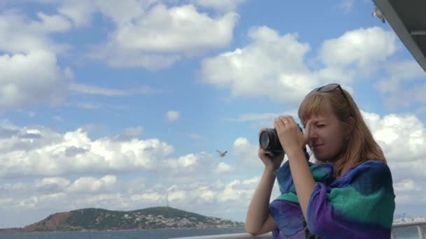 Mulher Loira Atraente Está Tirando Fotos Sua Jornada Marítima — Vídeo de Stock